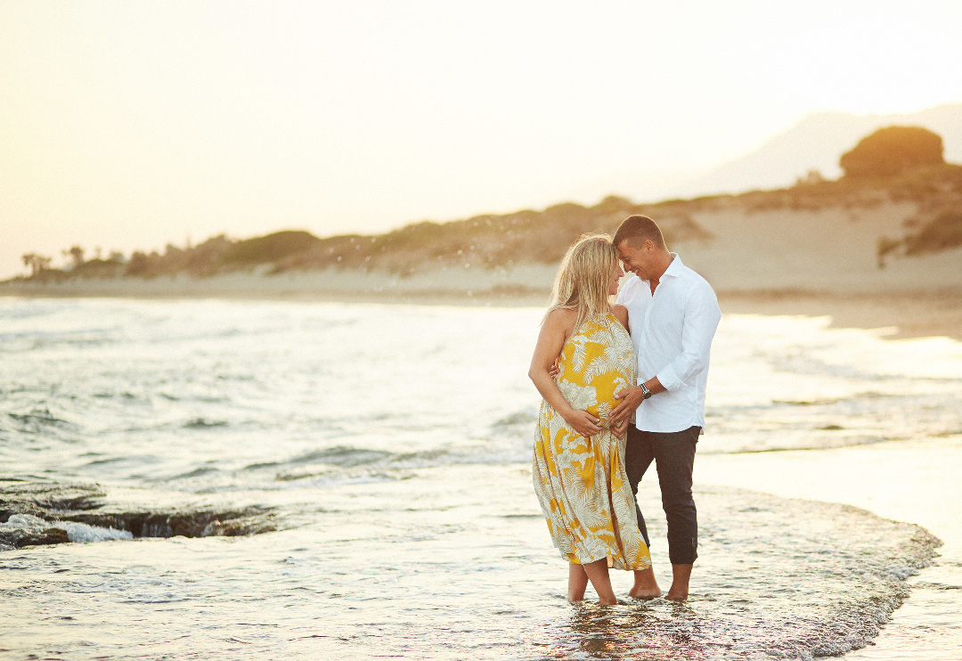 fotografía de embarazo en la playa en pareja