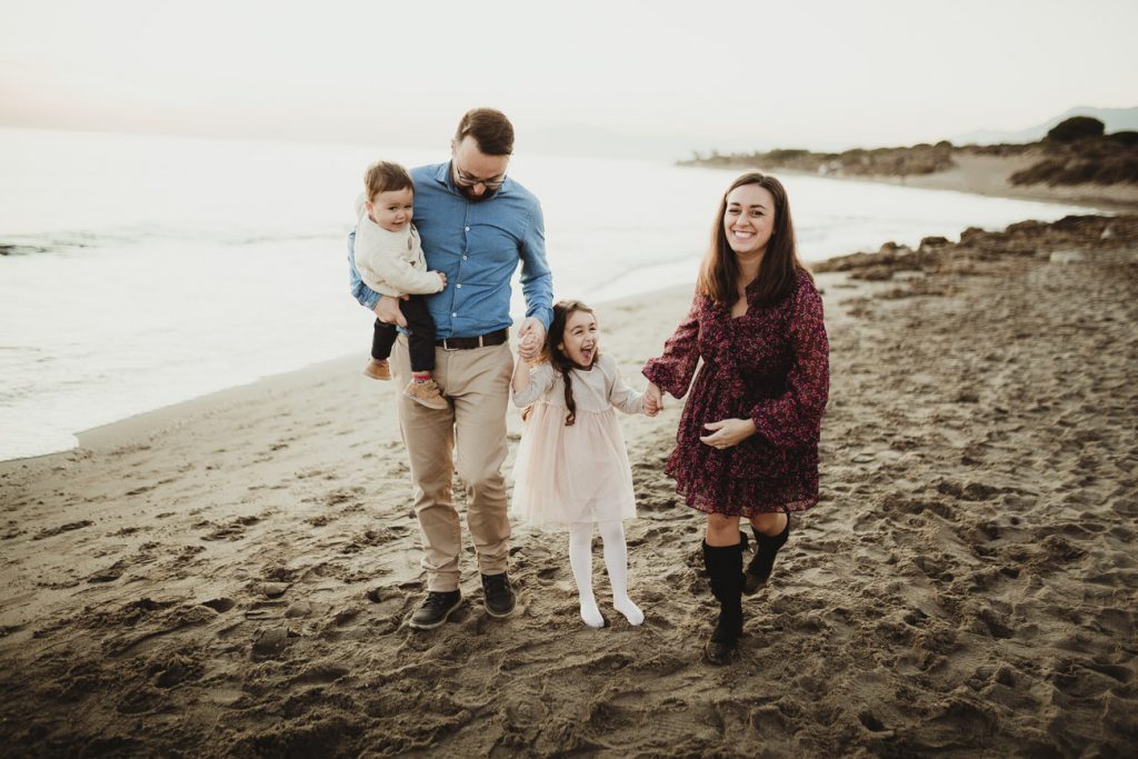 fotografía de familia en la playa